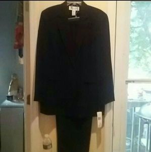 16W women's pant suit. Jones New York